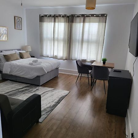 Immaculate 1-Bedroom In Greenhithe Exterior photo