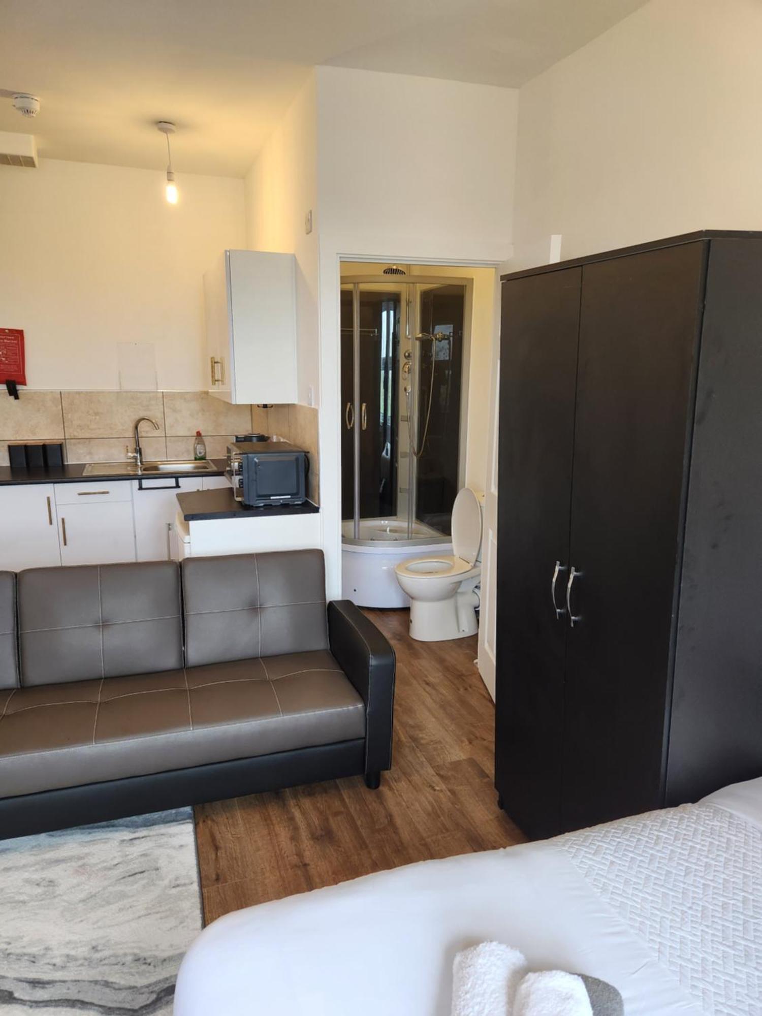 Immaculate 1-Bedroom In Greenhithe Exterior photo